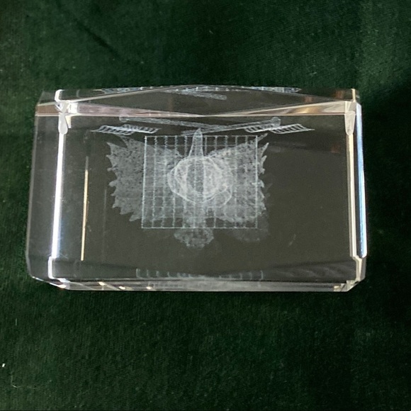 Glass Cube 3D Laser Etched Eagle with 2 American Flags Flying  Globe Hologram - Picture 5 of 12